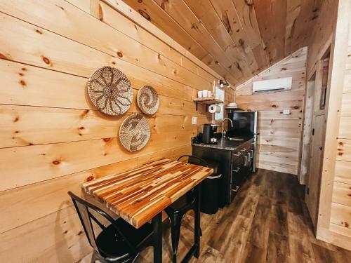 Adorable Studio Style Cabin Located Minutes From Lake Hartwell