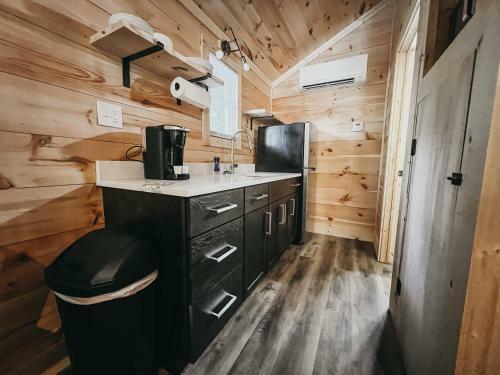 Adorable Studio Style Cabin Located Minutes From Lake Hartwell