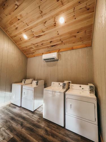 Adorable Studio Style Cabin Located Minutes From Lake Hartwell