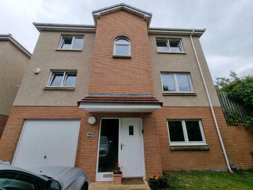 Villa Spacious 4-bed Townhouse Near Edinburgh