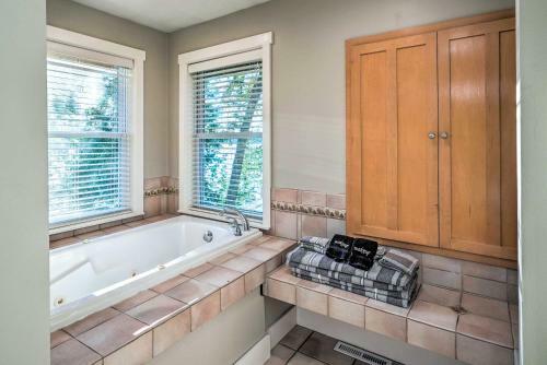 Waterfront Mound Retreat With Boat Dock Access!