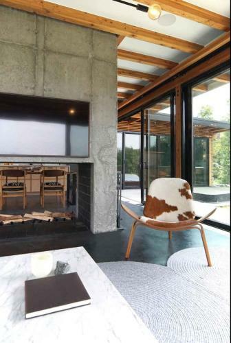 Modern Glass House With Pool & Catskill Views In Hudson Valley