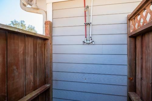Barbee Beach House By Oak Island Accommodations