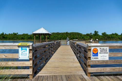 Beach Happy By Oak Island Accommodations