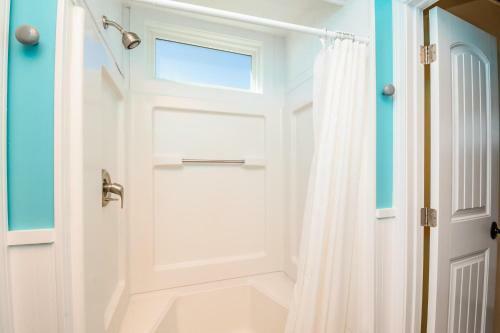 Lisa Lu By Oak Island Accommodations