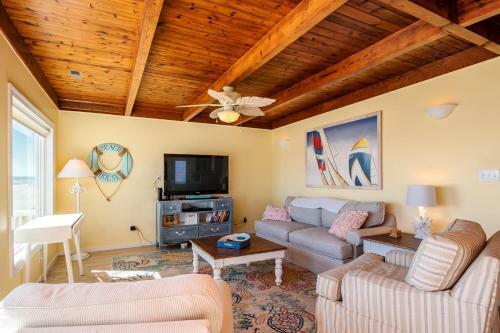 Lisa Lu By Oak Island Accommodations
