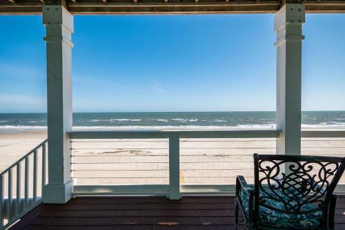 The Salty Dog By Oak Island Accommodations