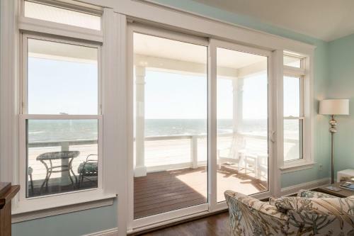 The Salty Dog By Oak Island Accommodations