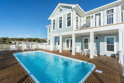 Starboard Side By Oak Island Accommodations