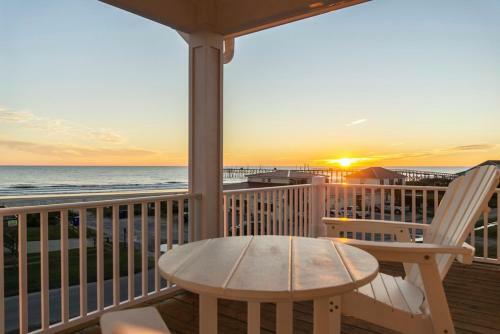 Starboard Side By Oak Island Accommodations
