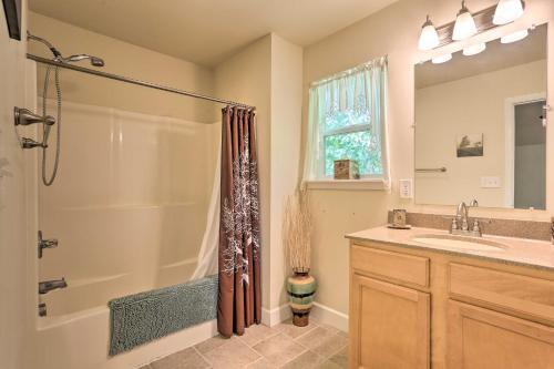 Spacious Lackawaxen Retreat With Shared Pool!