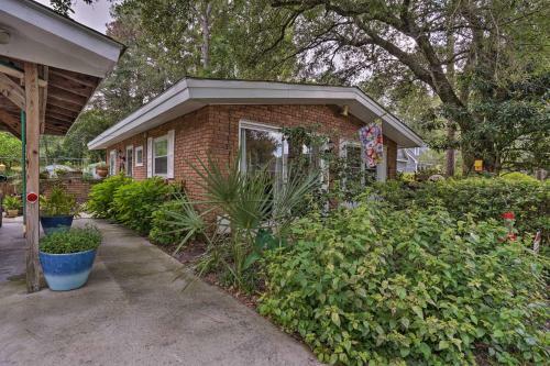 Cottage With Pool Access Less Than Half-mi To Golfing!