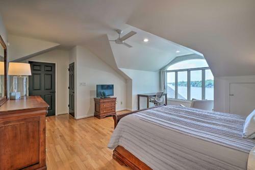 Huge Lakefront Escape With Dock And Floating Deck