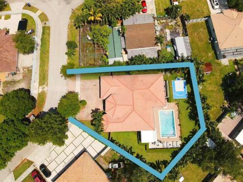 Beautiful House + Heated Pool/17 Guest,b�squetball
