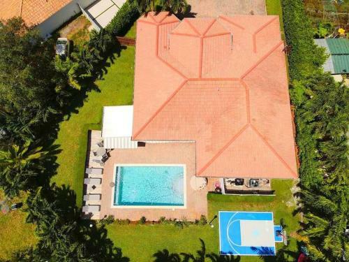 Beautiful House + Heated Pool/17 Guest,b�squetball