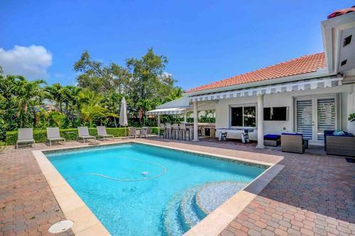 Beautiful House + Heated Pool/17 Guest,b�squetball
