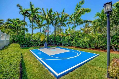 Beautiful House + Heated Pool/17 Guest,b�squetball