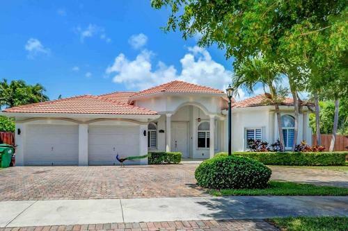 Beautiful House + Heated Pool/17 Guest,b�squetball