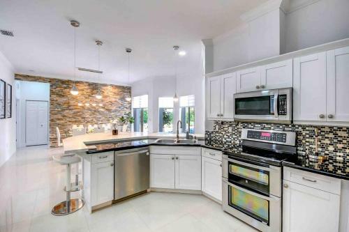 Beautiful House + Heated Pool/17 Guest,b�squetball