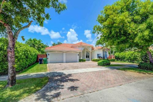 Beautiful House + Heated Pool/17 Guest,b�squetball