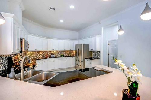 Beautiful House + Heated Pool/17 Guest,b�squetball