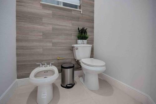 Beautiful House + Heated Pool/17 Guest,b�squetball