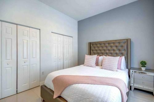 Beautiful House + Heated Pool/17 Guest,b�squetball