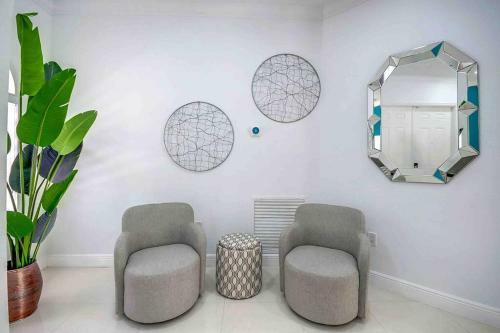 Beautiful House + Heated Pool/17 Guest,b�squetball