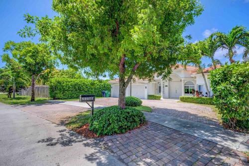 Beautiful House + Heated Pool/17 Guest,b�squetball