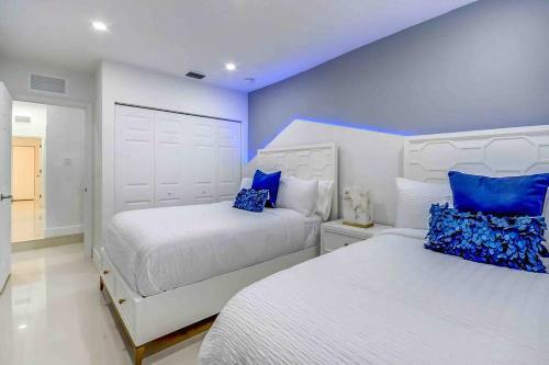 Beautiful House + Heated Pool/17 Guest,b�squetball