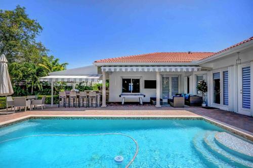 Beautiful House + Heated Pool/17 Guest,b�squetball