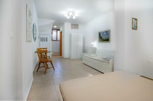 Casa Costa For 7 Guests Near Fourka Beach