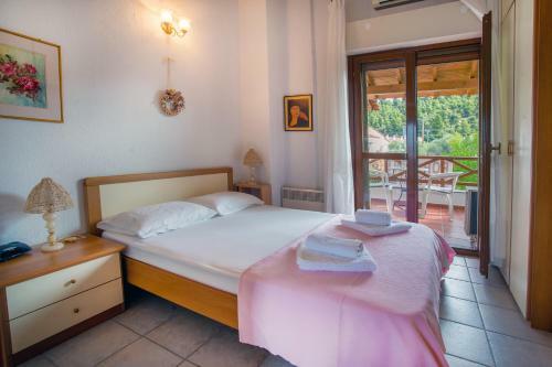 Casa Costa For 7 Guests Near Fourka Beach