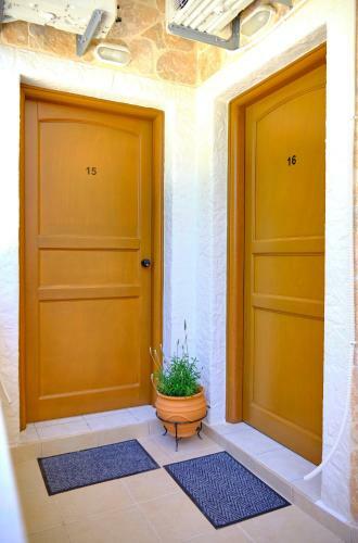 Hostal Houmis Apts & Studios