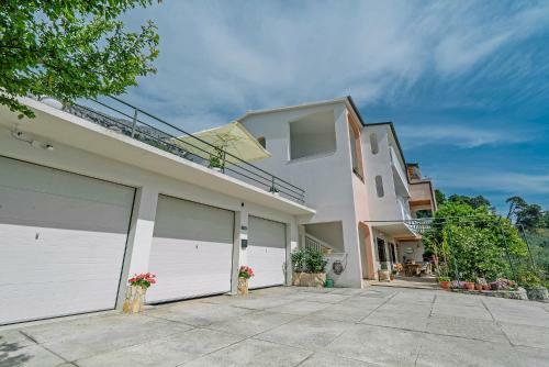 Adria Brela Apartments