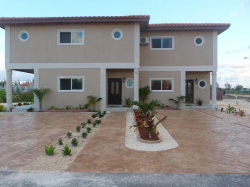 Two-bedroom Townhouse Near Coral Harbour Beach