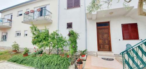 Cecillia Mare Apartments