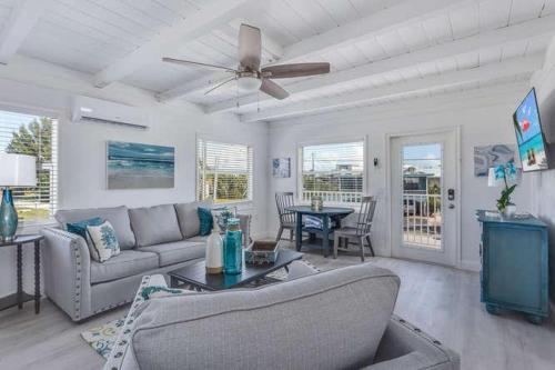 Flamingo Villas C Upstairs - Beautiful Beach Bungalow With Pool