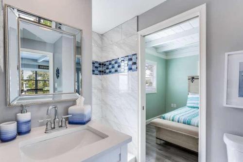 Flamingo Villas D Upstairs - Beautiful Beach Bungalow With Pool