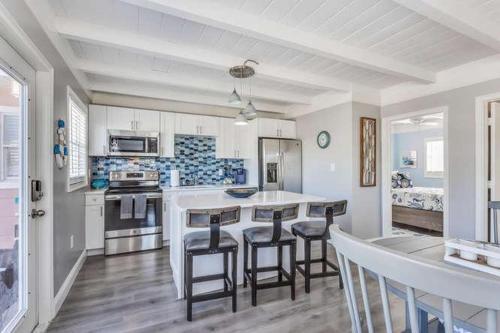 Flamingo Villas D Upstairs - Beautiful Beach Bungalow With Pool