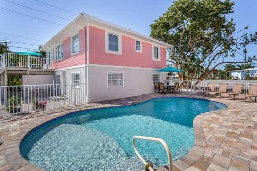 Flamingo Villas D Upstairs - Beautiful Beach Bungalow With Pool