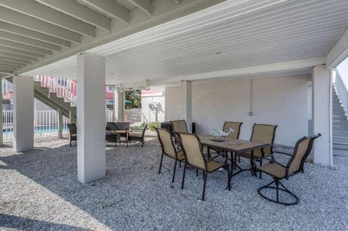 Flamingo Villas D Upstairs - Beautiful Beach Bungalow With Pool