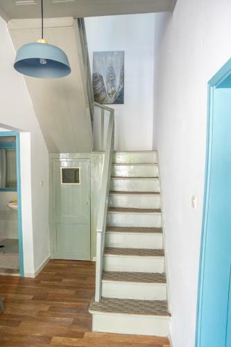 Cozy House With Flowery Courtyard In Notable Location
