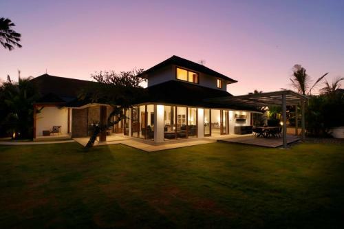 Amazing Villa With Pool And Huge Lawn