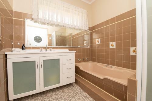 Oak St Perfect Home Away From Home, Close To Cbd