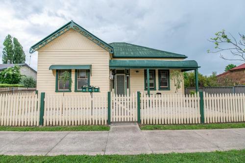 Autumn Villa, Close To Town, Cosy, Neat & Practical