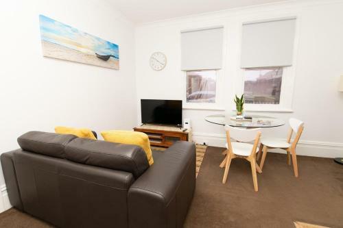 Autumn Villa, Close To Town, Cosy, Neat & Practical