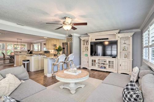 Tropical Palm Beach Escape With Outdoor Paradise!