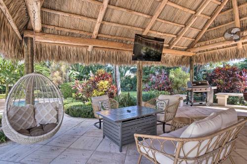 Tropical Palm Beach Escape With Outdoor Paradise!