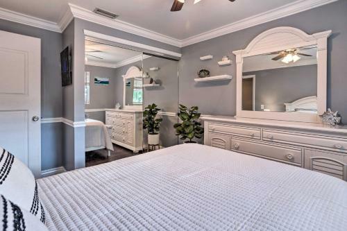 Tropical Palm Beach Escape With Outdoor Paradise!